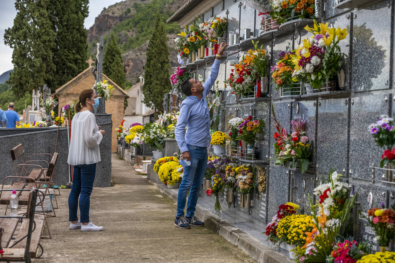 Fotos: Día de Todos los Santos en los cementerios de Espinardo y Algezares