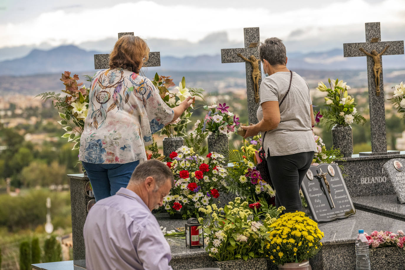 Fotos: Día de Todos los Santos en los cementerios de Espinardo y Algezares