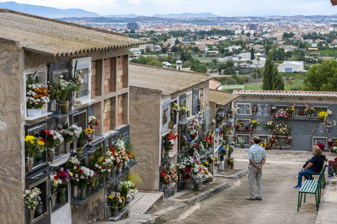 Fotos: Día de Todos los Santos en los cementerios de Espinardo y Algezares