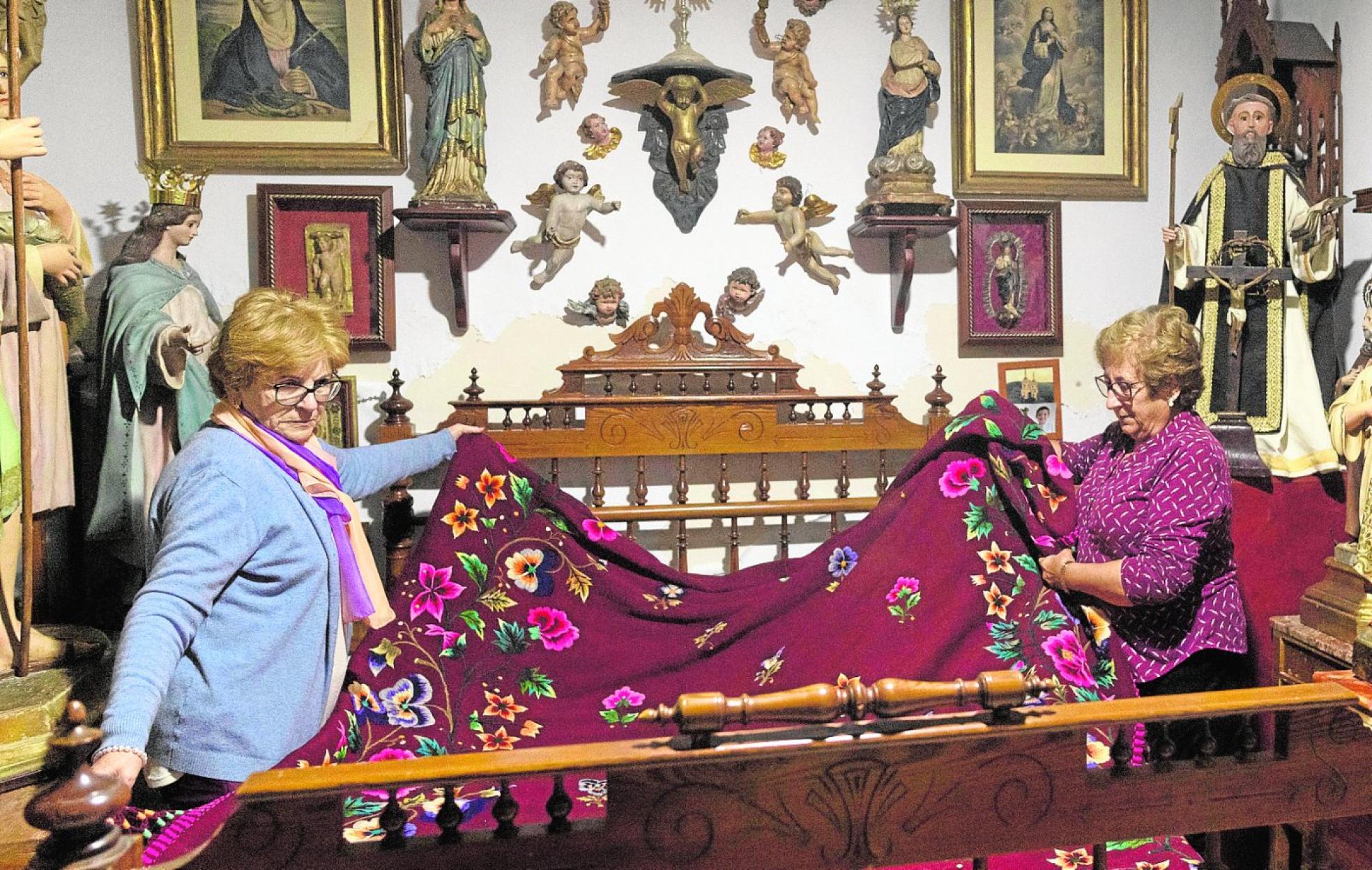 Soledad Fructuoso y Loli Franco preparan la cama para la visita de las ánimas. 