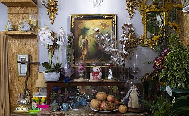 Altar típico en una casa huertana para celebrar el día de Todos los Santos.