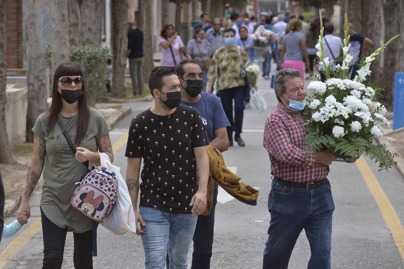 Fotos: Día de Todos los Santos en los cementerios de Espinardo y Algezares