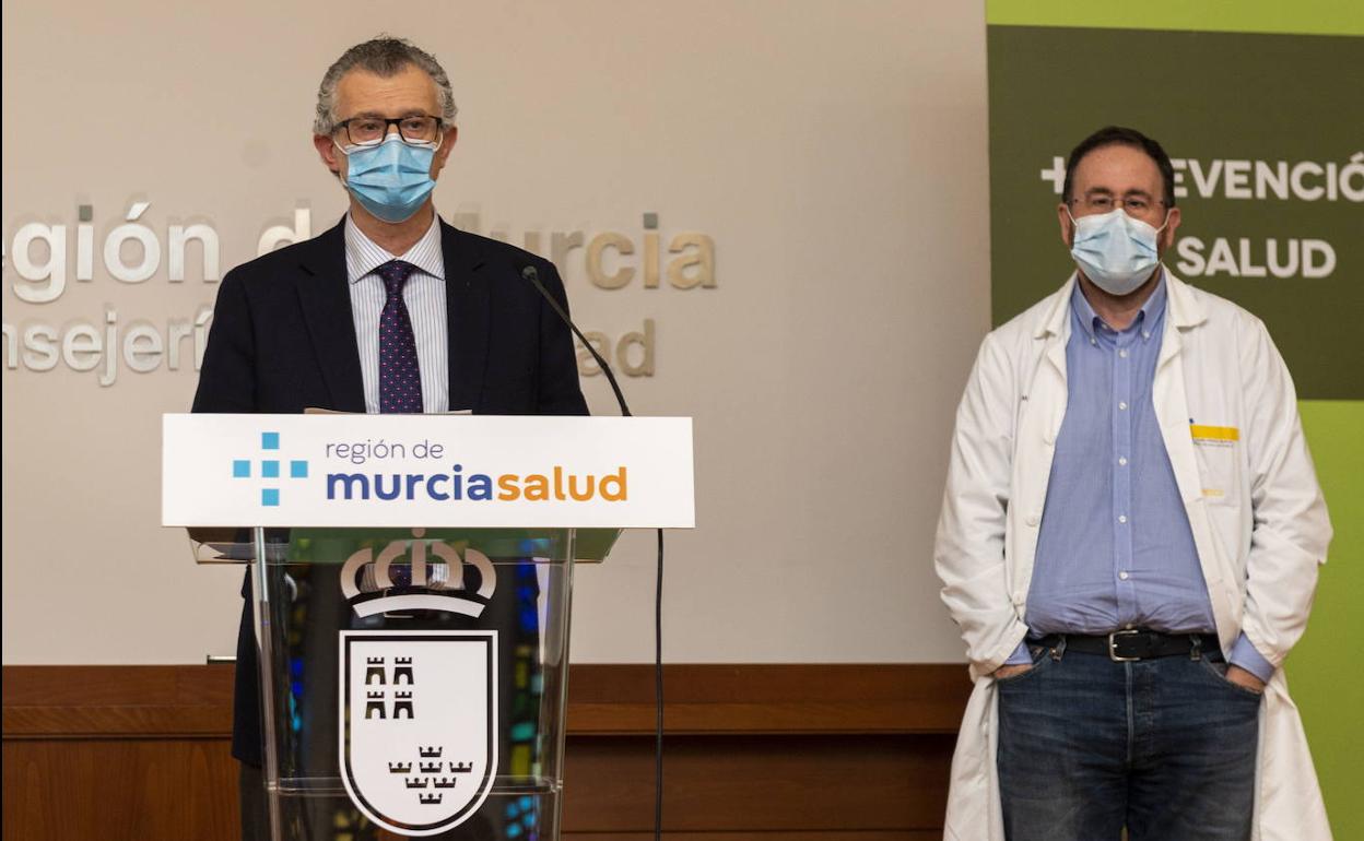 El consejero de Salud de la Comunidad, Juan José Pedreño, y el portavoz del Comité de Seguimiento Covid, Jaime Pérez, en una fotografía de archivo.