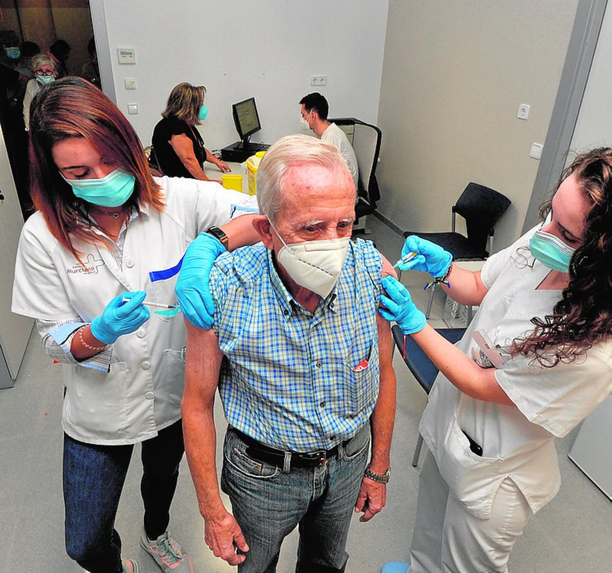 Juan Blanco recibe la tercera dosis frente a la Covid y la vacuna de la gripe, ayer, en el centro de salud de Floridablanca. 