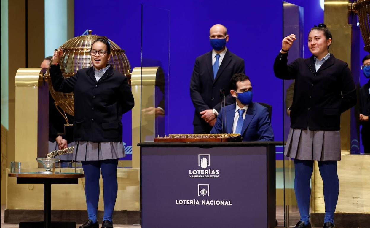 Dos niñas de San Ildefonso cantan el primer premio. 