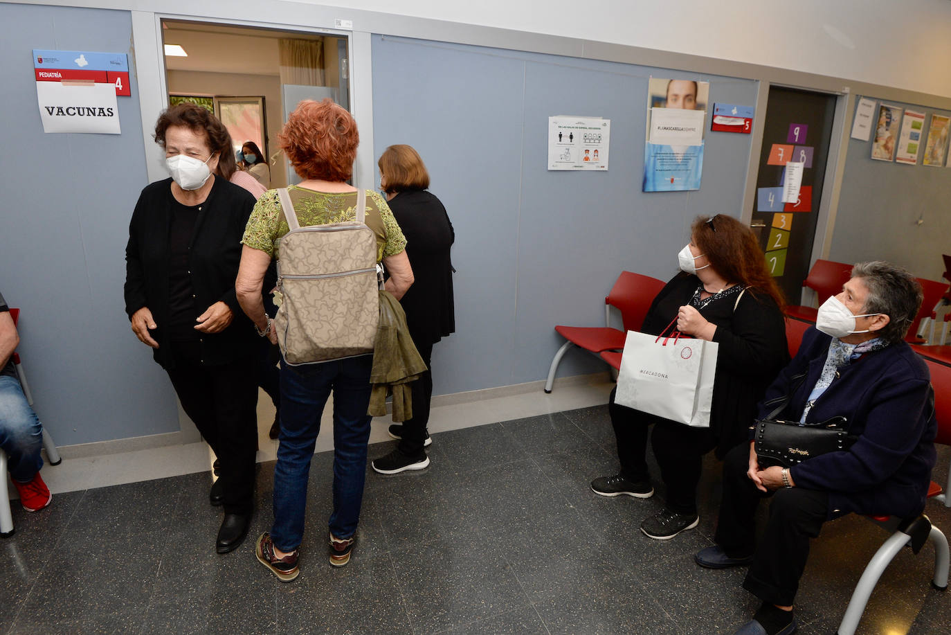 Fotos: Los mayores de 70 años de Murcia comienzan a recibir la vacuna de la gripe y la tercera dosis frente a la Covid