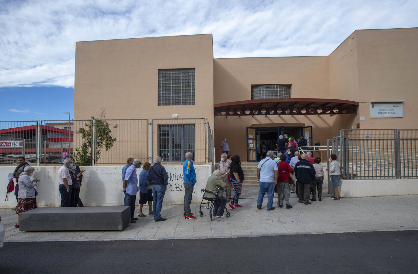 Fotos: Colas y esperas de media hora en Cartagena para recibir el tercer pinchazo