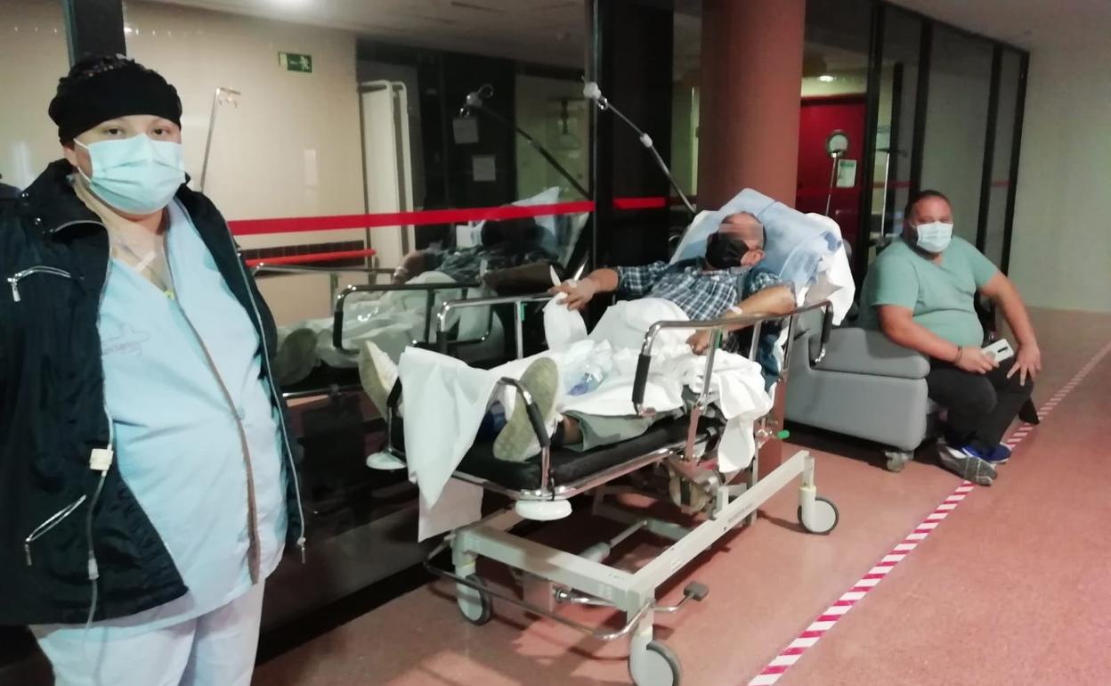 Pacientes en el pasillo de Urgencias del hospital Rafael Méndez a la espera de ser ingresados. 