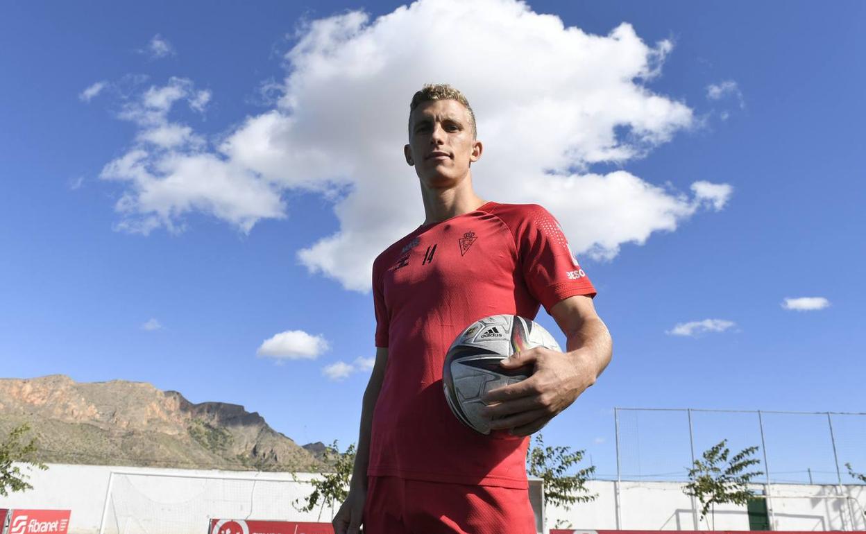 Alberto González posa tras el entrenamiento de ayer en El Limonar de Santomera. 