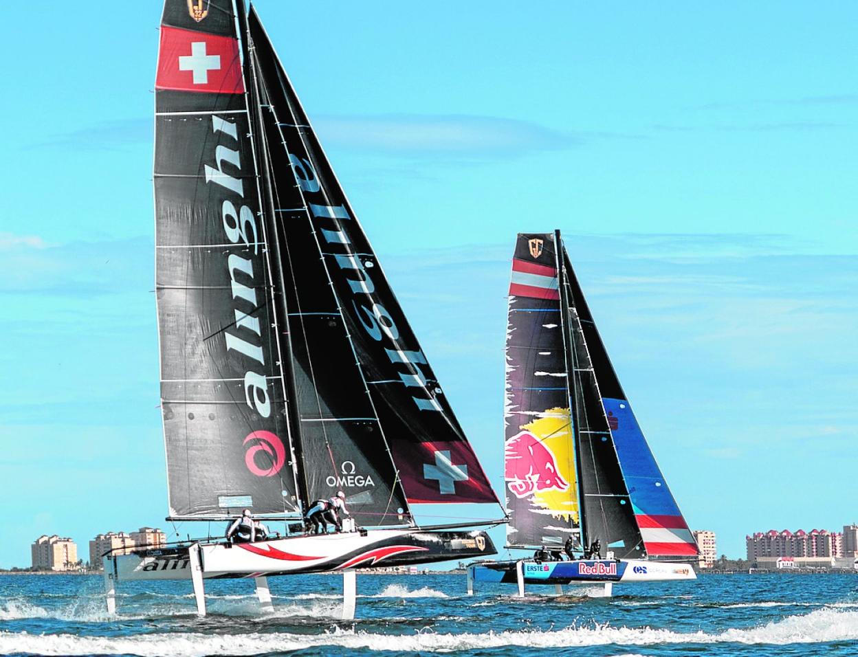 El 'Alinghi', por delante del 'Red Bull Extreme', en la regata de ayer. 