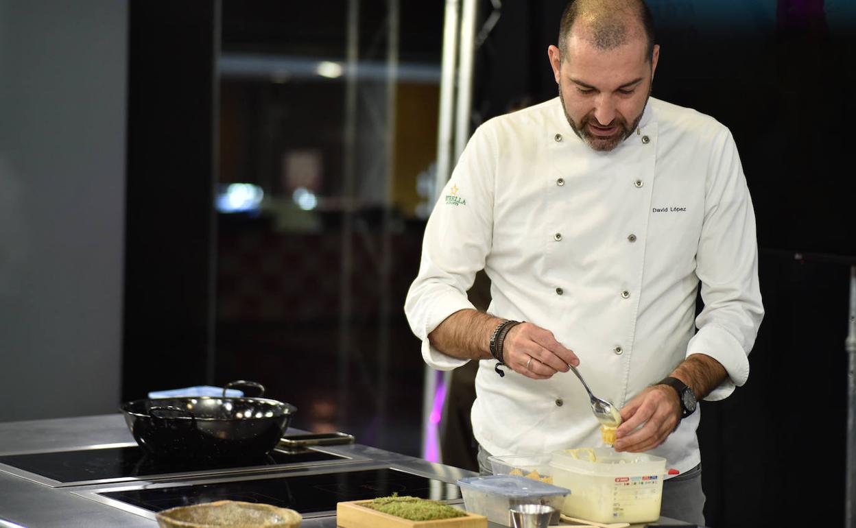 El chef del restaurante Local de Ensayo cocinando en directo en Región de Murcia Gastronómica. 