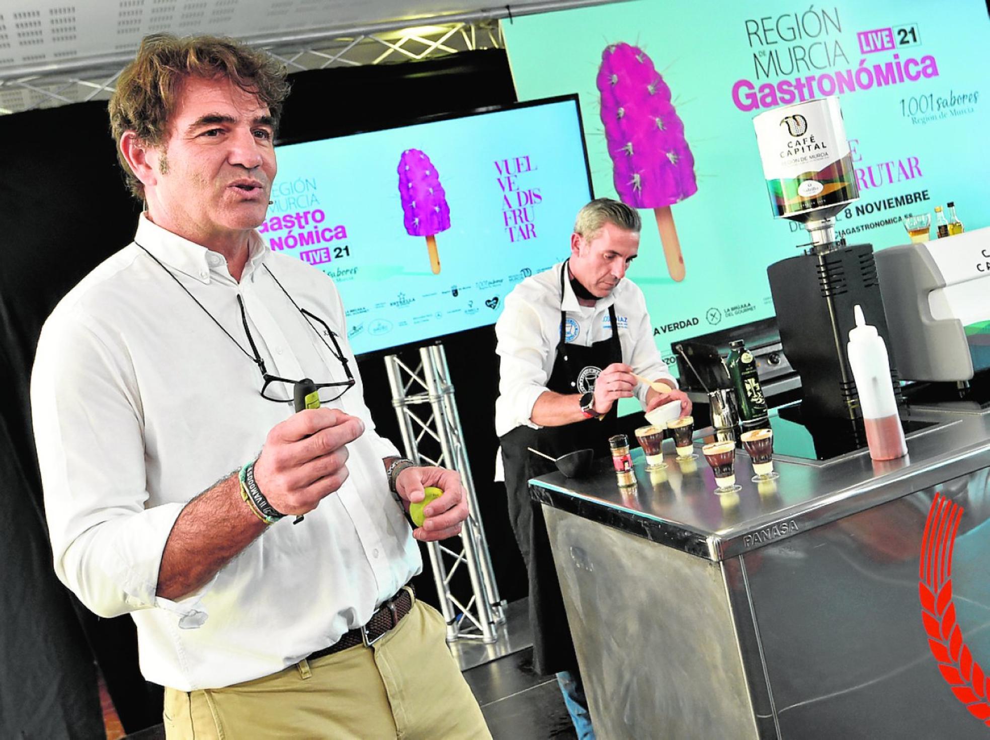 Carlos Díaz, durante su explicación sobre el café asiático. 