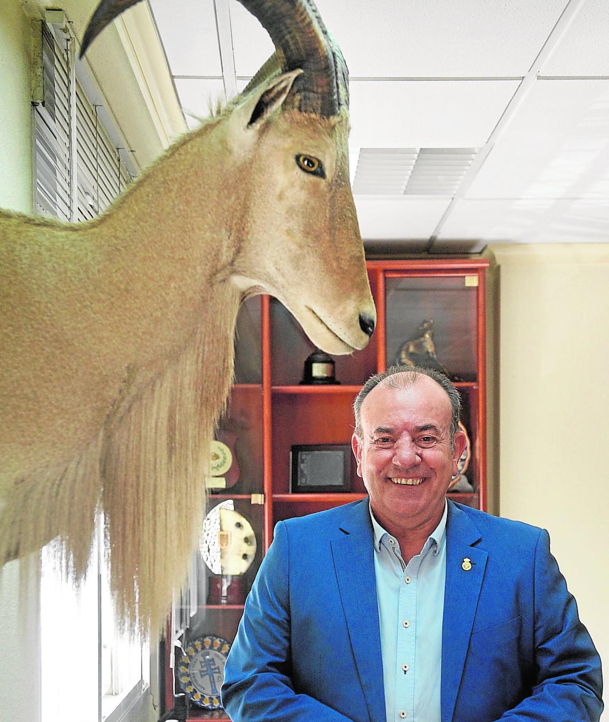 Manuel Gallardo, posando en la Federación de Caza de Murcia bajo el perfil de un arruí. 