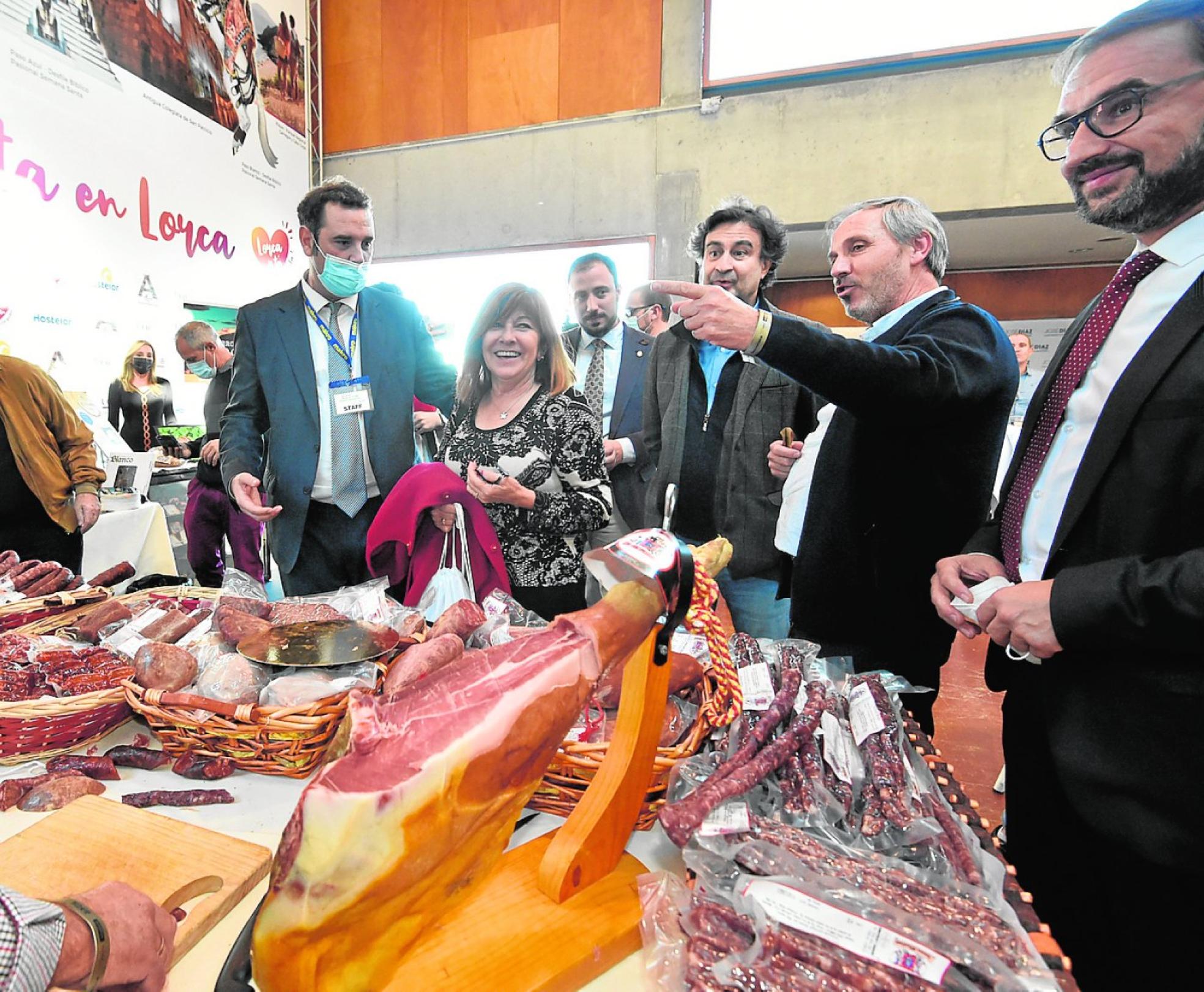 Sergio Gallego (1i), junto a Pepe Rodríguez (3d) y el alcalde de Lorca (1d), ayer. 