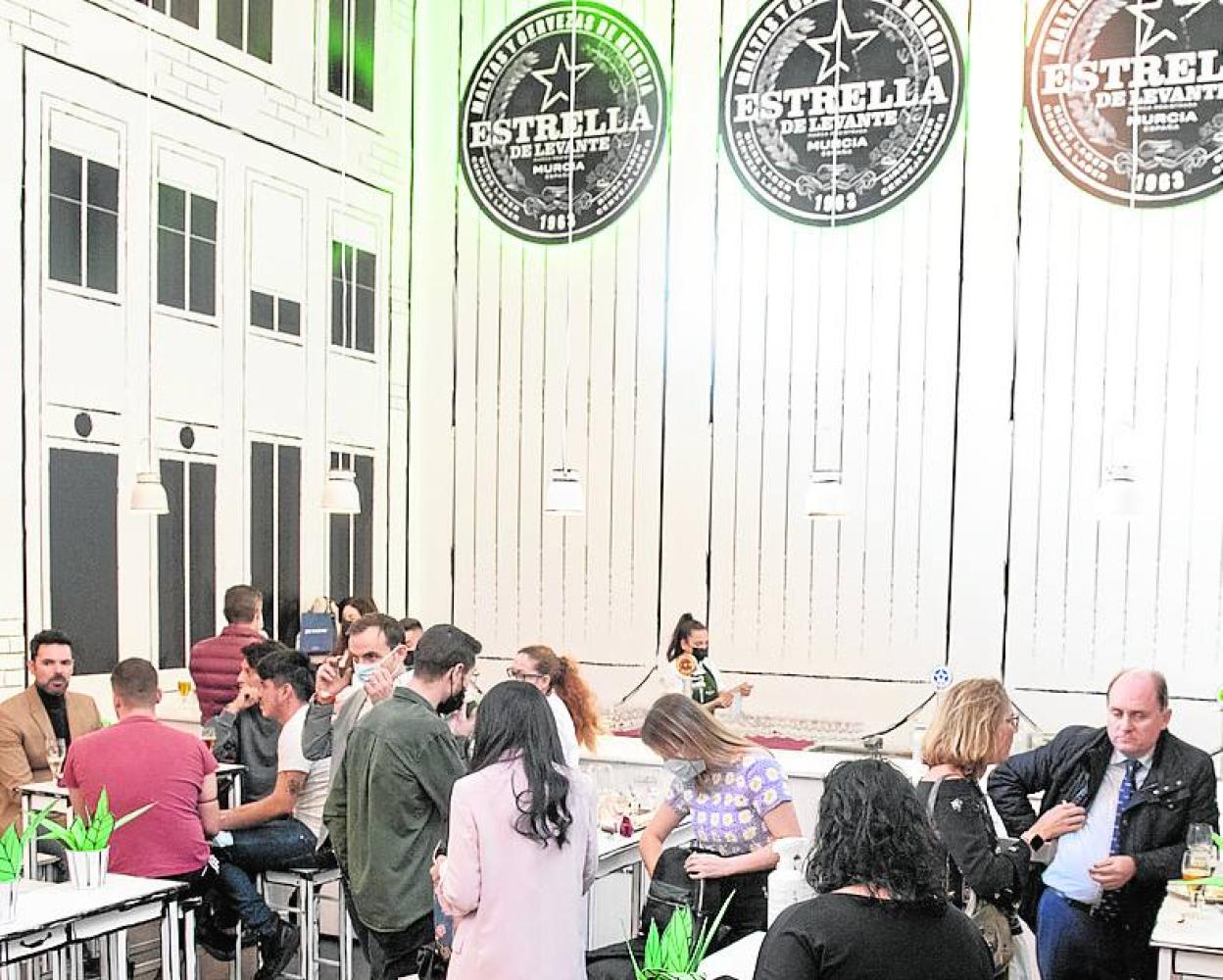 Visitantes del 'Salón de las Tapas', en el estand de Estrella de Levante.