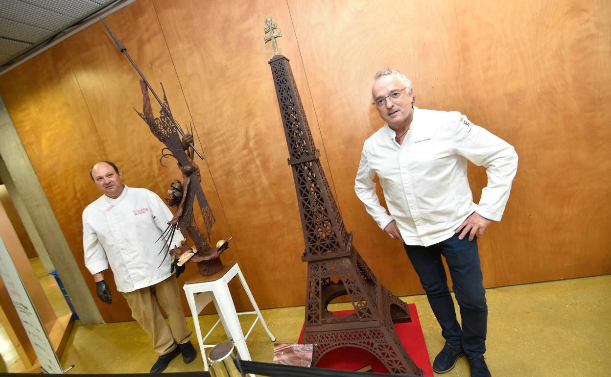 'Marcos Fuentes y Andrés Mármol junto a sus espectaculares esculturas de chocolate. 