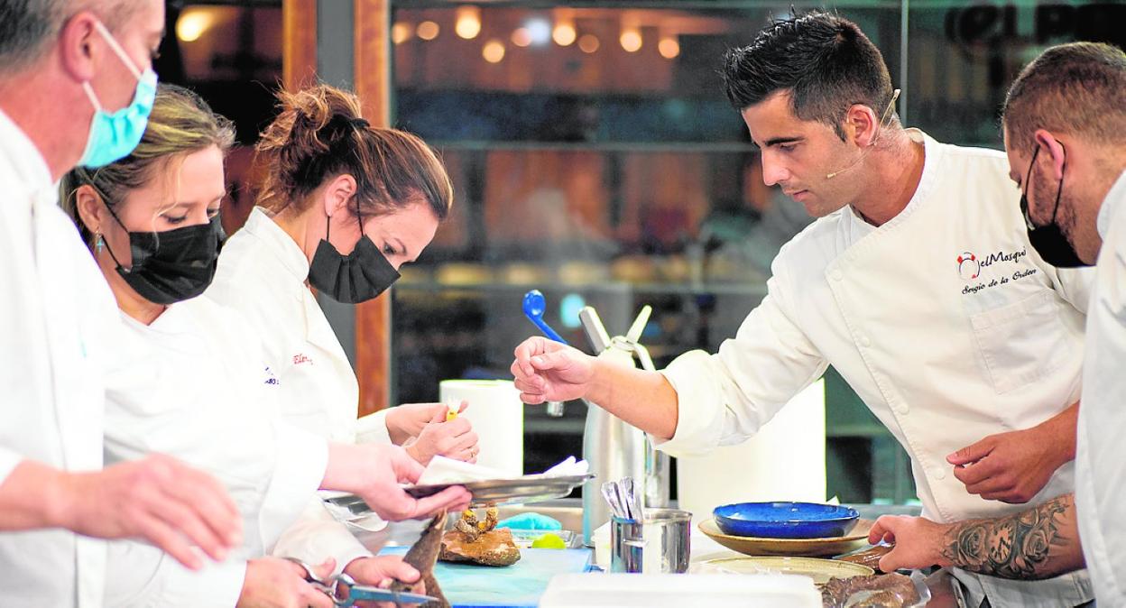 Sergio de la Orden (2d), junto a su equipo, durante la realización de sus platos. 