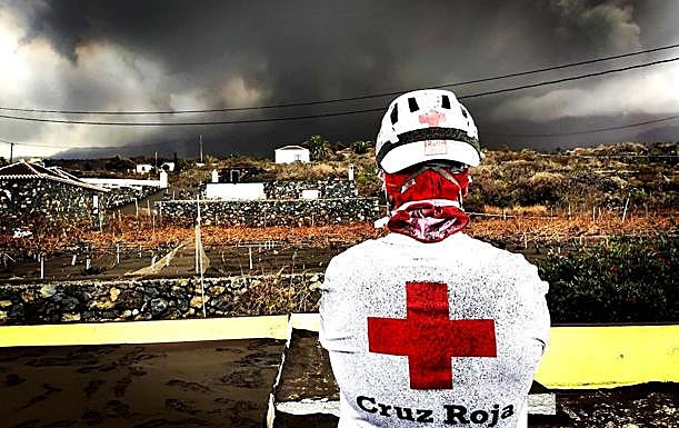 Imagen principal - Murcianos contra el monstruo de lava de La Palma