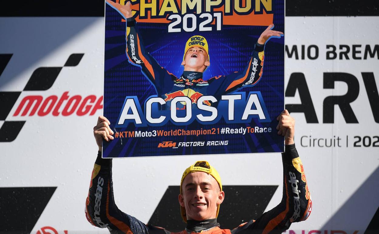 Pedro Acosta sujeta el cartel que le acredita como campeón del mundo de Moto3. | En vídeo, la celebración de sus paisanos tras la victoria del mazarronero.