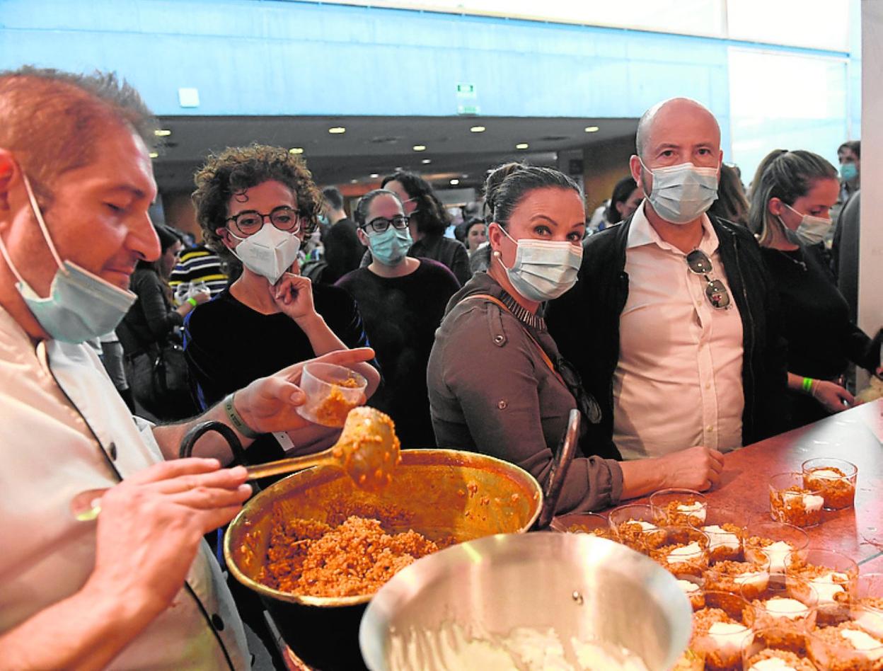 Varios visitantes esperan para probar el caldero del estand de Molina. 