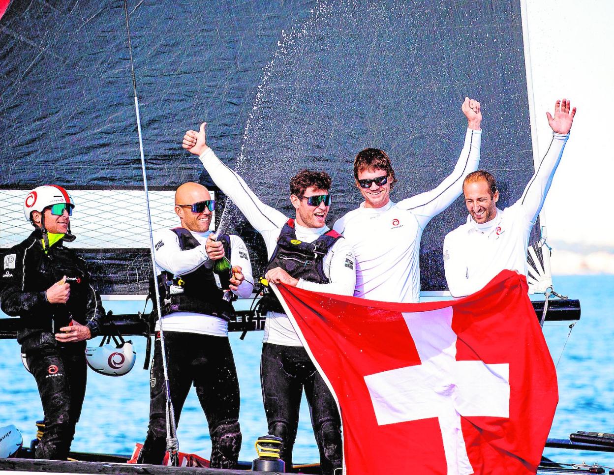 La tripulación del 'Alinghi' celebra su victoria en la Mar Menor Cup, al final de la jornada de ayer. 