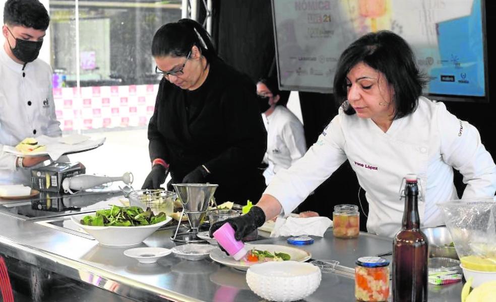 Aprovechamiento. Eva e Irene López, de De Loreto, montando los platos de escabeches con vinagre de pera que dieron a probar al público.