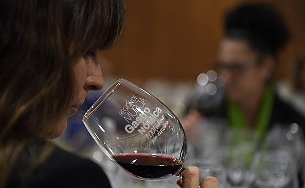 Una mujer realizando la cata de un vino de Bullas en Región de Murcia Gastronómica. 
