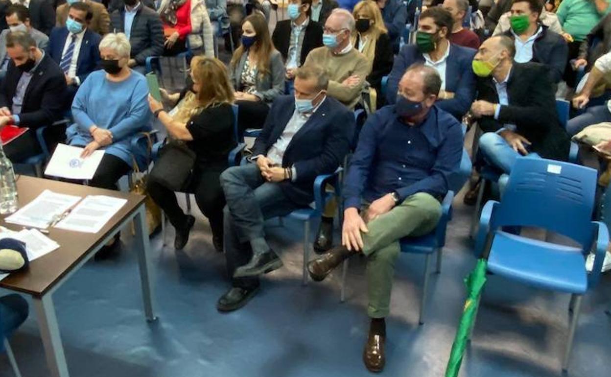 Miguel Ángel Jara, junto a una silla vacía, durante la votación de la moción de censura en Guadalupe.