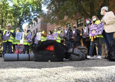 Imagen secundaria 1 - Un grupo de pensionistas se encierra en la UMU para protestar por los «asesinatos machistas»