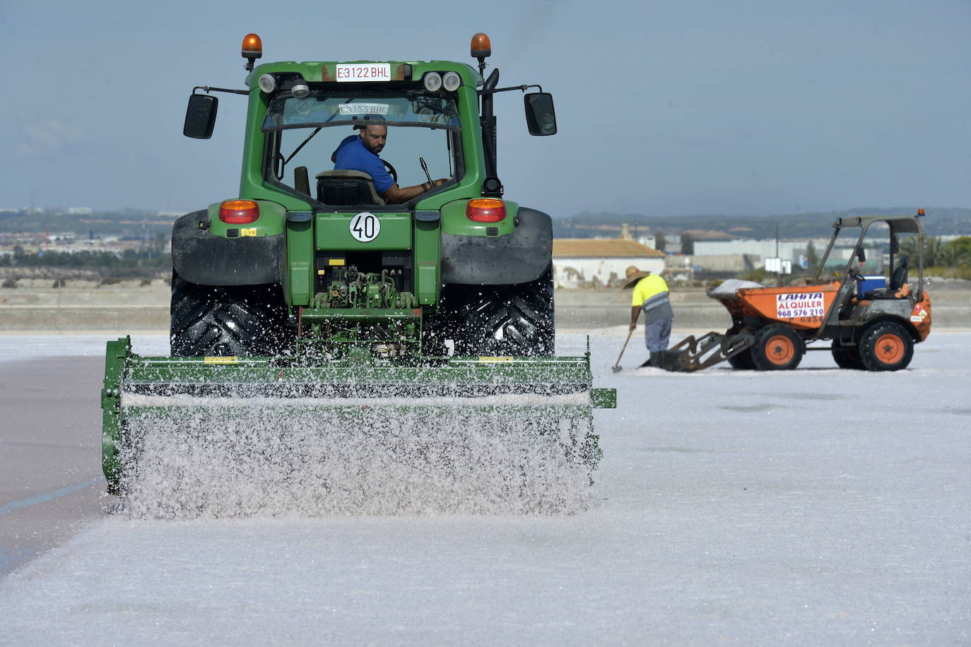 Fotos: Crecen las montañas blancas de sal del Mar Menor