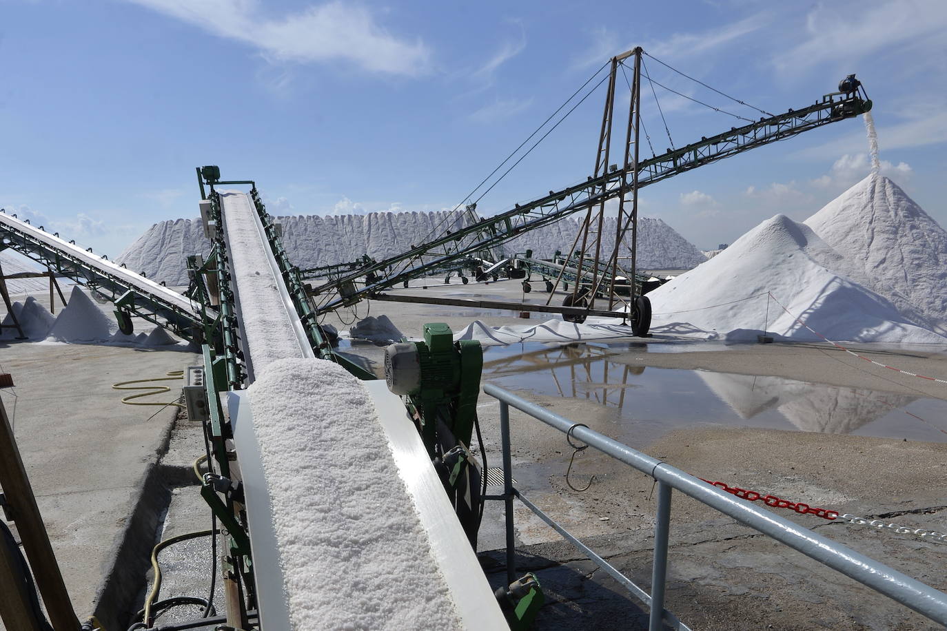 Fotos: Crecen las montañas blancas de sal del Mar Menor