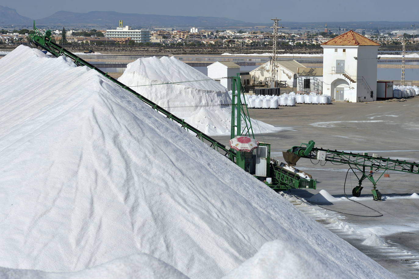 Fotos: Crecen las montañas blancas de sal del Mar Menor