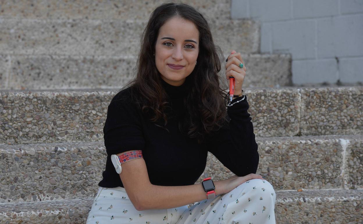 Ana Belén Bastida, junto con el glucómetro que utiliza para medir su nivel de azúcar en sangre. 