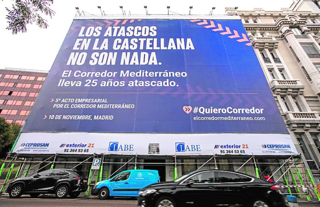 La pancarta colocada en la Castellana de Madrid. 