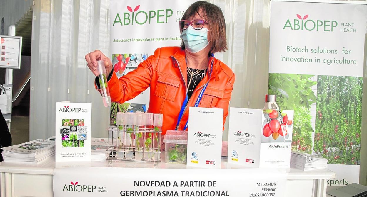 Yolanda Hernando, directora de Abiopep, explicando las ventajas de su producto AbioProtect.