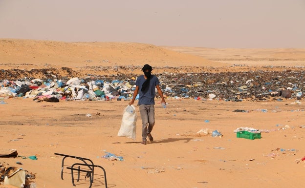 Vertederos de plástico en los campamentos saharauis de Tinduf, de donde recogen las botellas para las ecocasas.