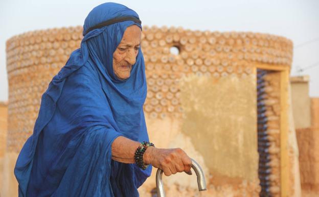 Una anciana en una de las ecoviviendas de planta circular construidas en los campamentos de Tinduf.