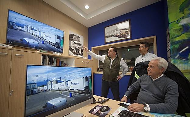 José E. Conesa, en primer plano, con Andrés Valverde y Miguel Sanjuan, ayer en la empresa. 