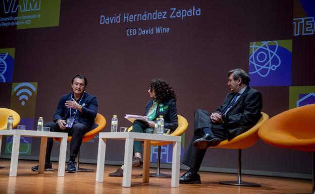 David Hernández Zapata, primero por la izquierda, durante su participación en el evento.