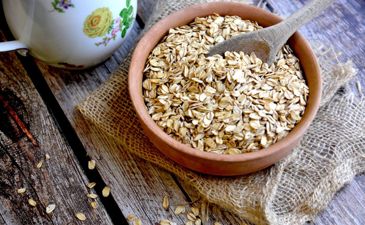 Imagen de archivo de un plato con copos de avena.