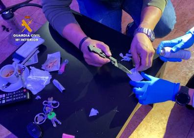 Imagen secundaria 1 - Sustancias encontradas en uno de los locales.