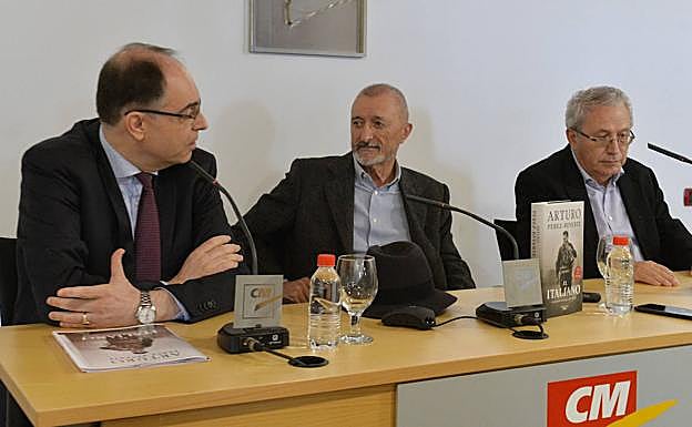 El director de la Fundación Cajamurcia, Pascual Martínez, el escritor Arturo Pérez-Reverte y el crítico literario y catedrático de la UMU José María Pozuelo Yvancos, este jueves, en la presentación de 'El italiano'.