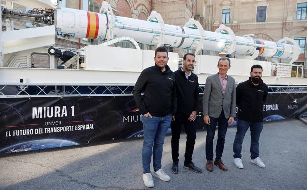 Los fundadores de PLD Space -Raúl Torres, Ezequiel Sánchez y Raúl Verdú- posan con el exministro Pedro Duque delante del Miura 1.