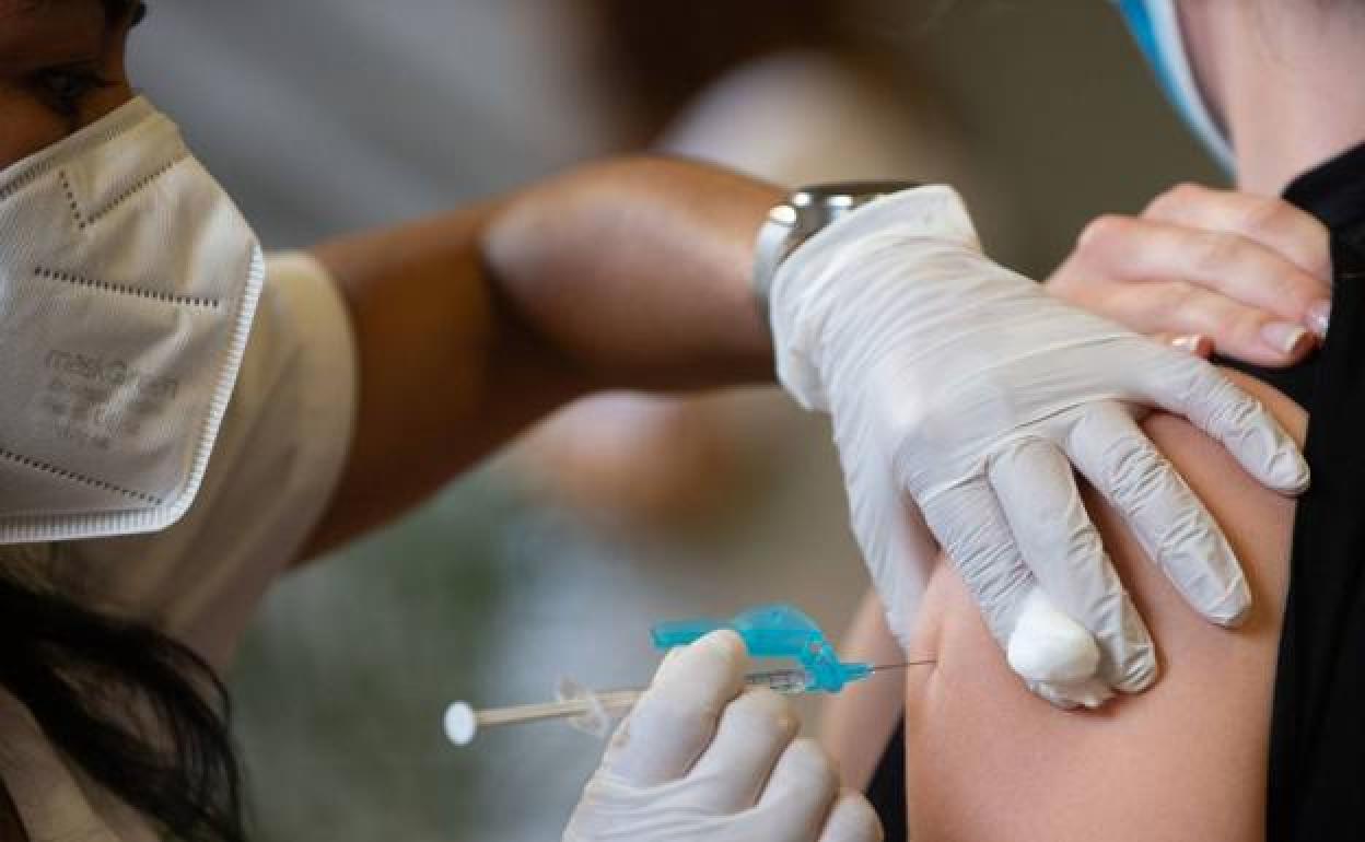 Una sanitaria administra una vacuna en Murcia, en una imagen de archivo. 