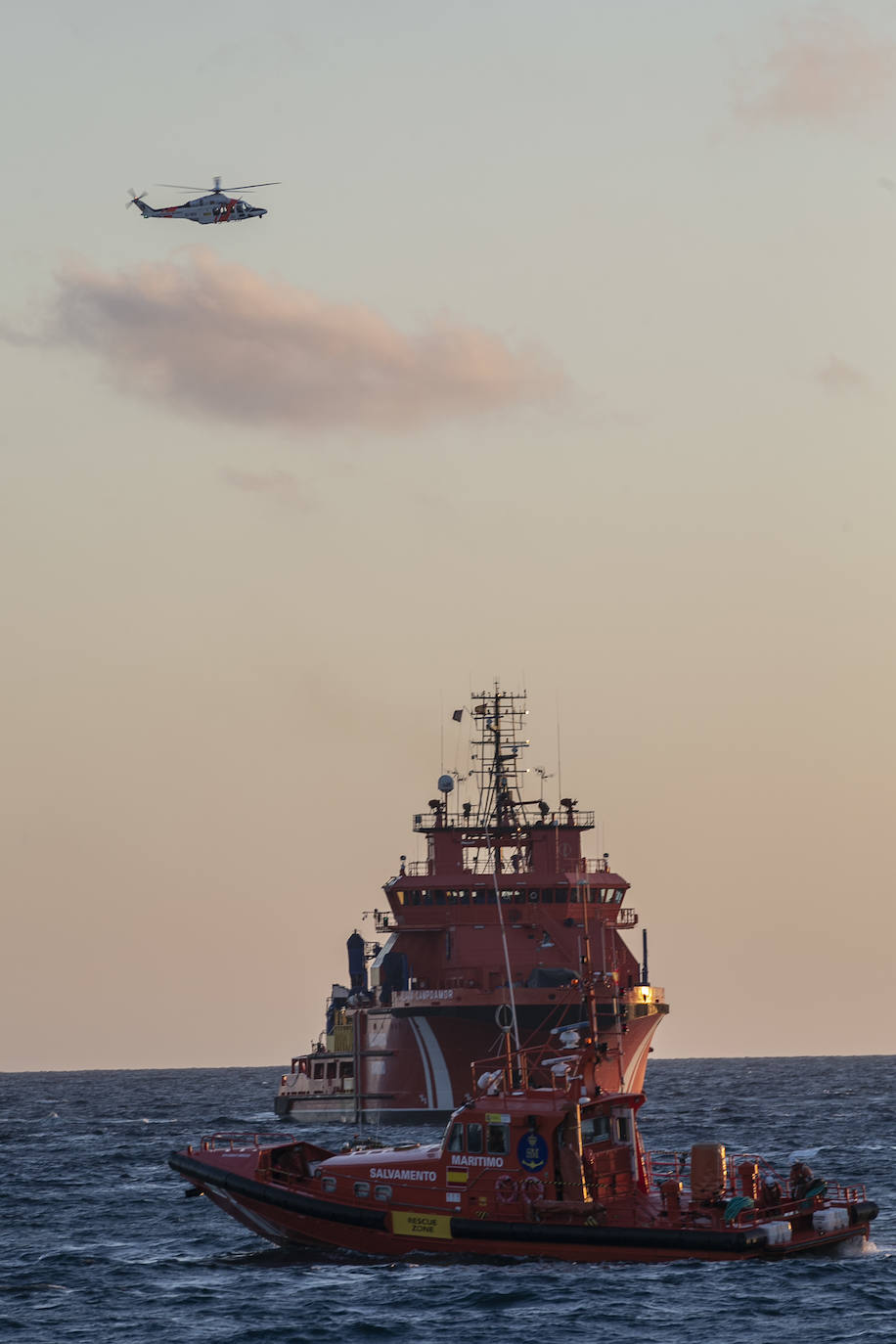 Fotos: El hundimiento de un catamarán turístico obliga a rescatar a 33 personas en aguas de Cartagena