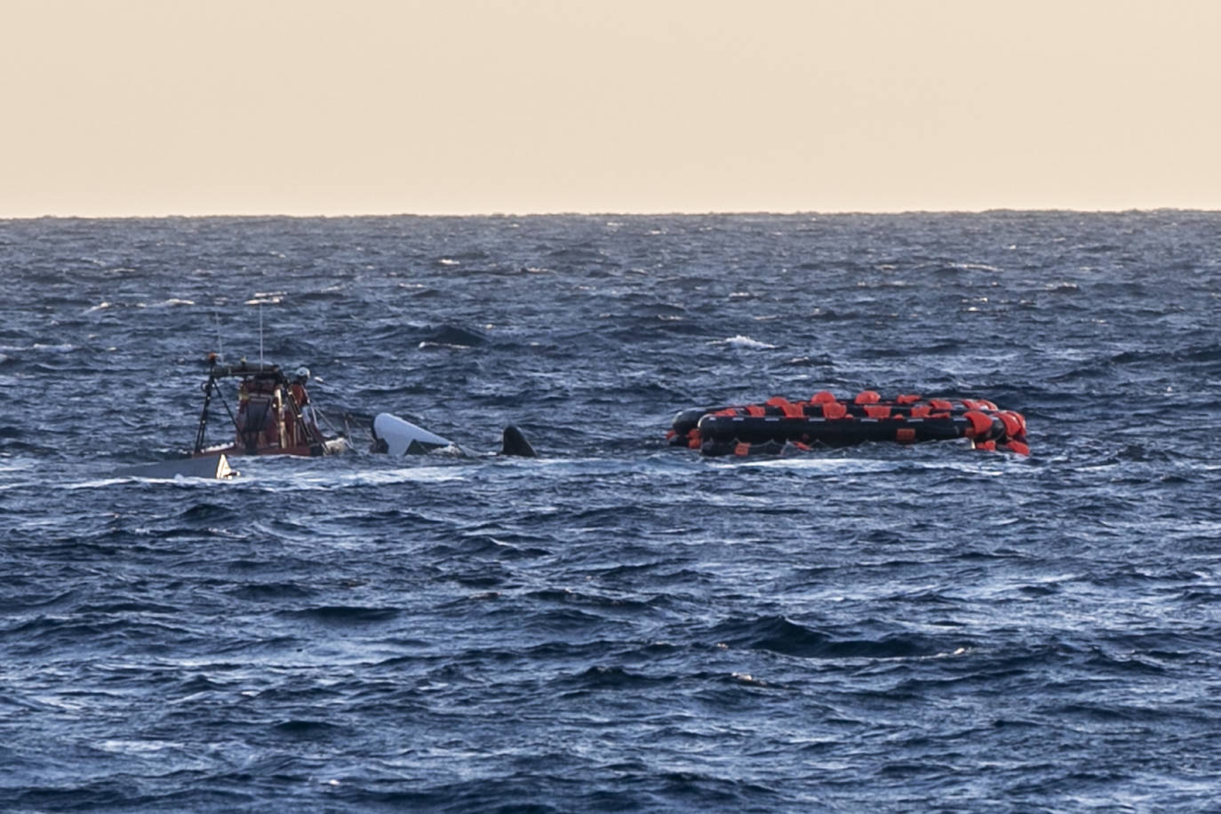 Fotos: El hundimiento de un catamarán turístico obliga a rescatar a 33 personas en aguas de Cartagena