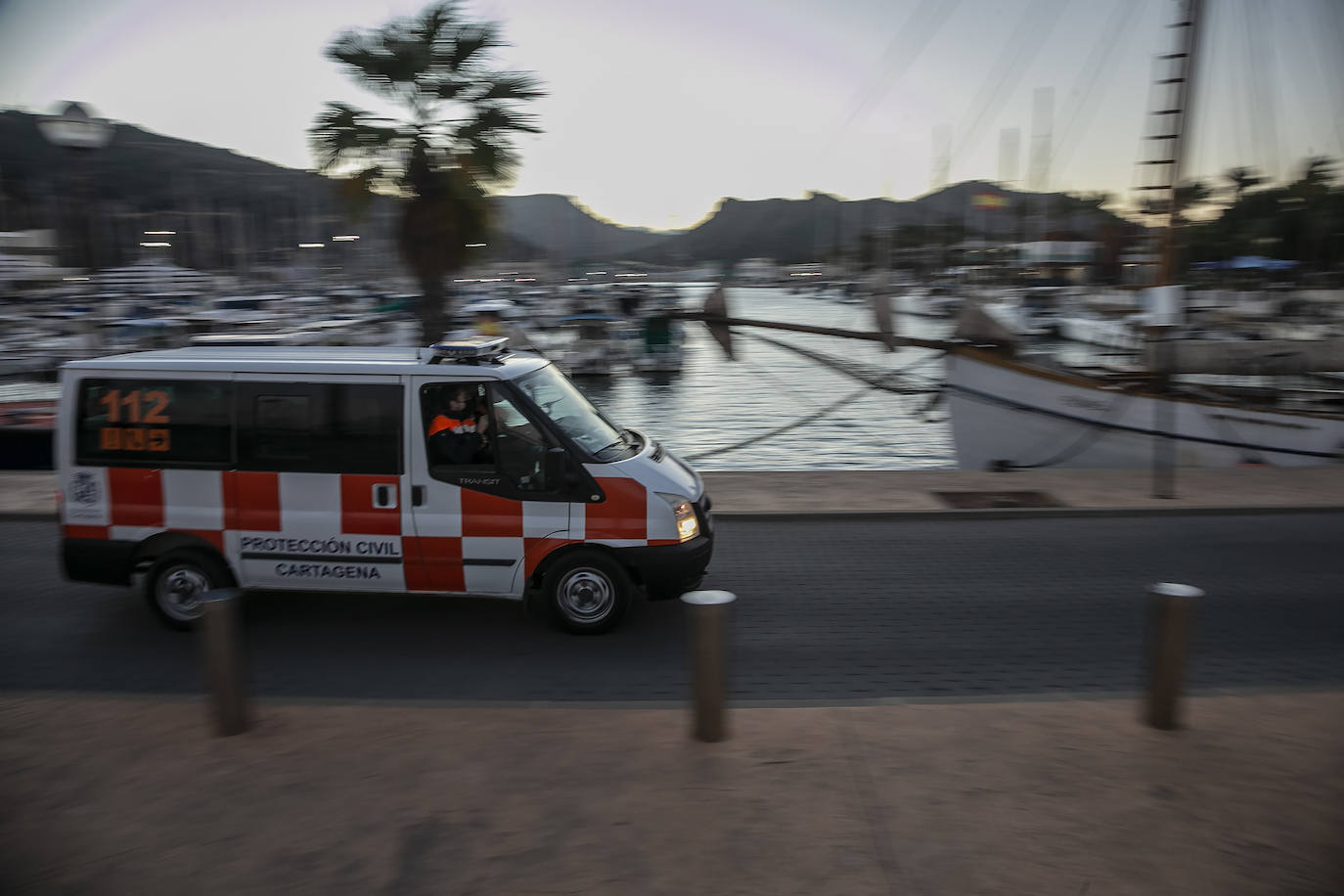 Fotos: El hundimiento de un catamarán turístico obliga a rescatar a 33 personas en aguas de Cartagena