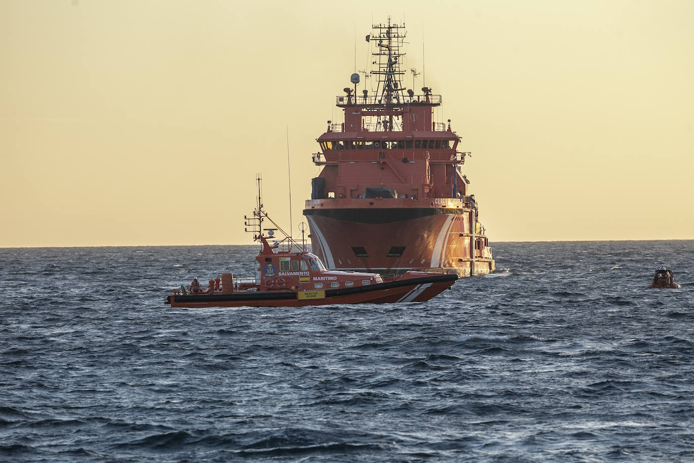 Fotos: El hundimiento de un catamarán turístico obliga a rescatar a 33 personas en aguas de Cartagena