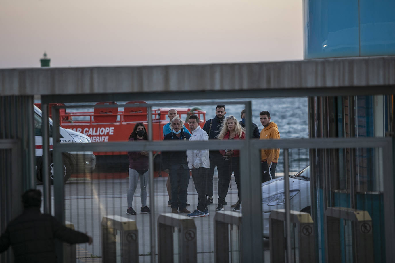 Fotos: El hundimiento de un catamarán turístico obliga a rescatar a 33 personas en aguas de Cartagena