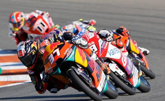 Acosta liderando el grupo, en la carrera de ayer de Moto3.